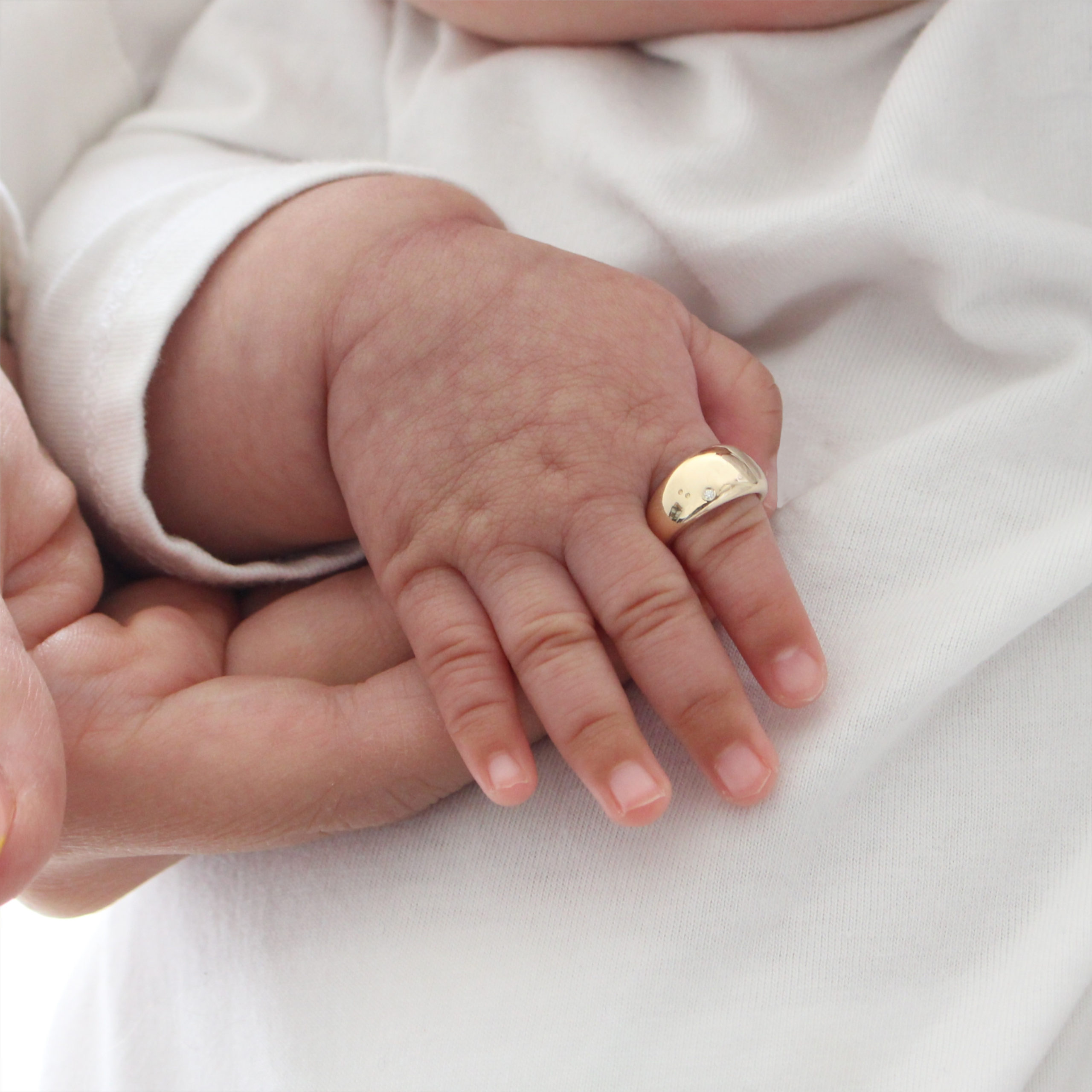 赤ちゃんの手とベビーリング